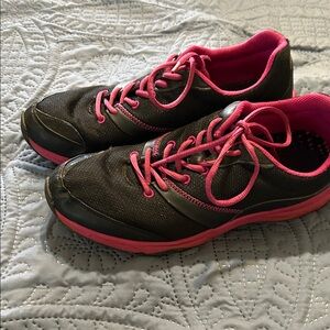 Vionic Kona shoes size 9